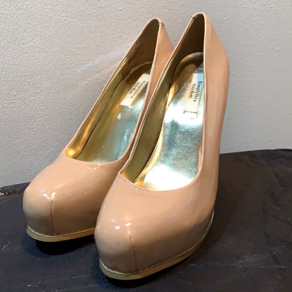Vera Wang Simply Vera Wang beige pumps size 8